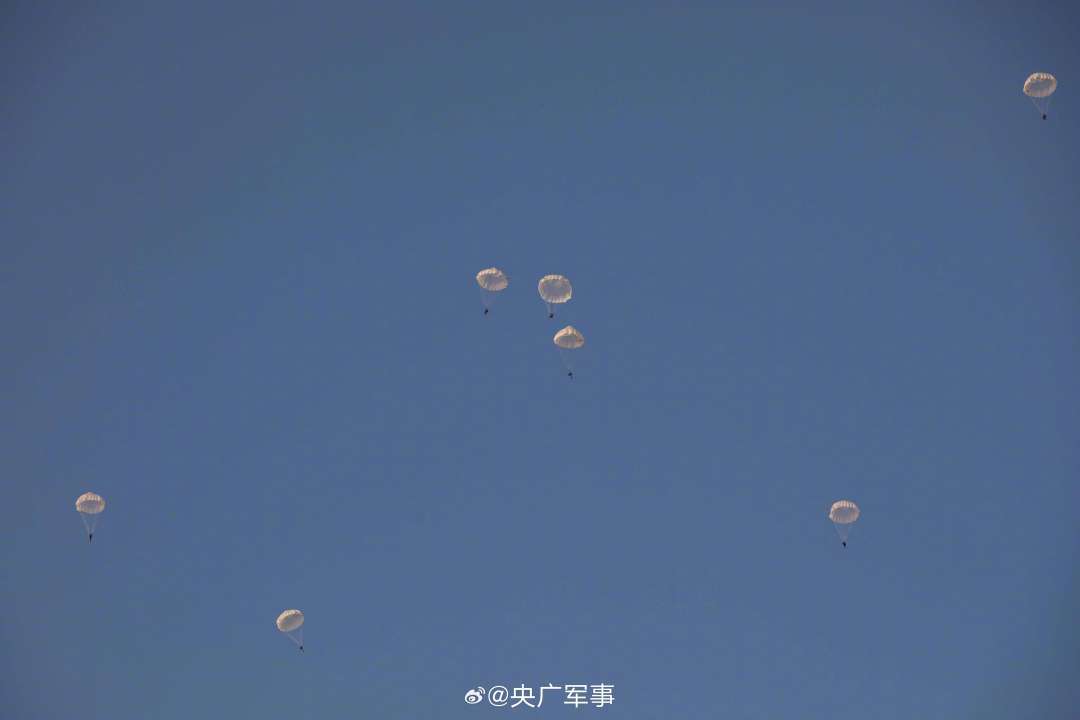 天降奇兵！陆军跨昼夜伞降训练高清大图