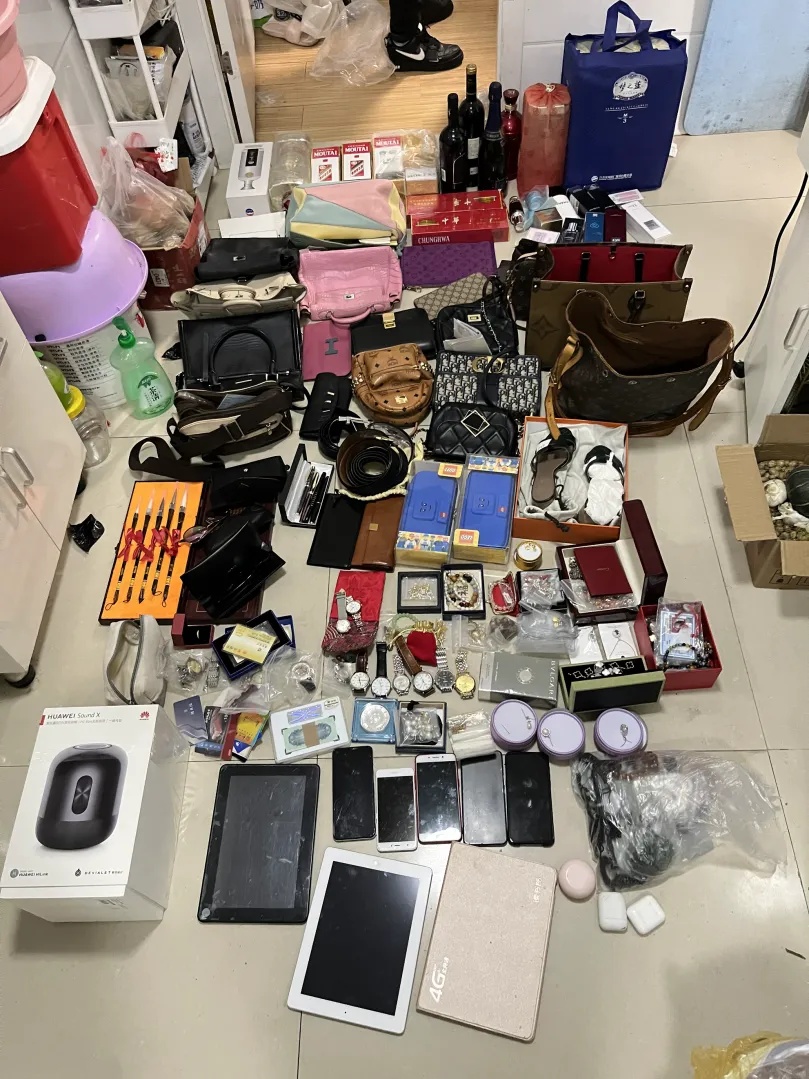 这个保姆被抓!家里搜出90多件... 这个保姆被抓!家里搜出90多件...