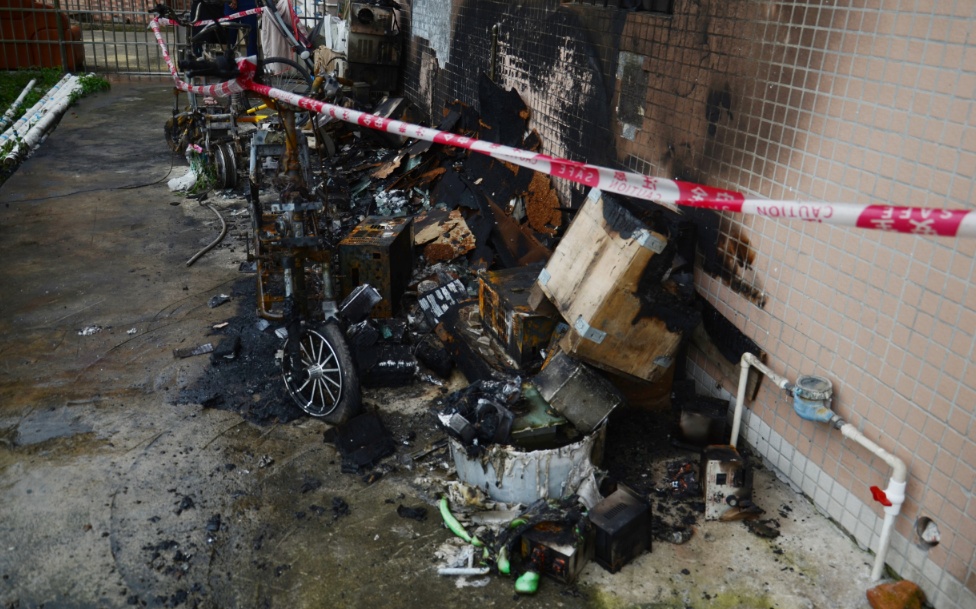 灯火阑珊,醉酒男子60米高空“打坐修仙”,被“高人”打断 灯火阑珊,醉酒男子60米高空“打坐修仙”,被“高人”打断