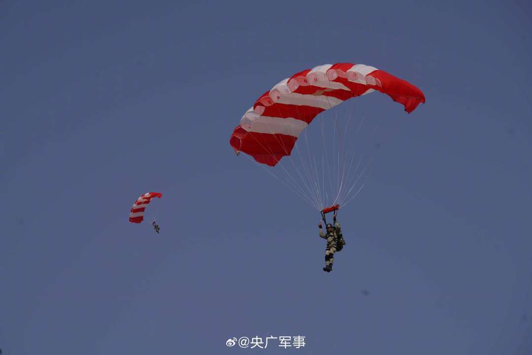 天降奇兵！陆军跨昼夜伞降训练高清大图