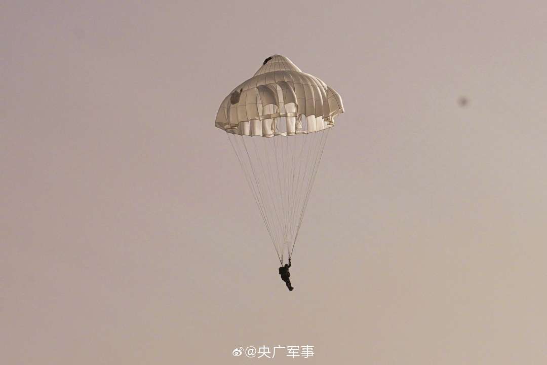 天降奇兵！陆军跨昼夜伞降训练高清大图