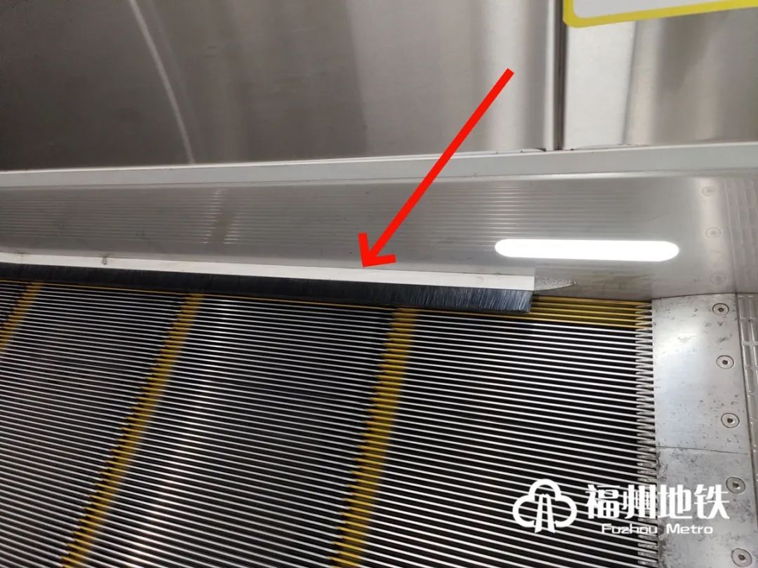 一乘客鞋子被自动扶梯夹住，梯级变形！紧急提醒