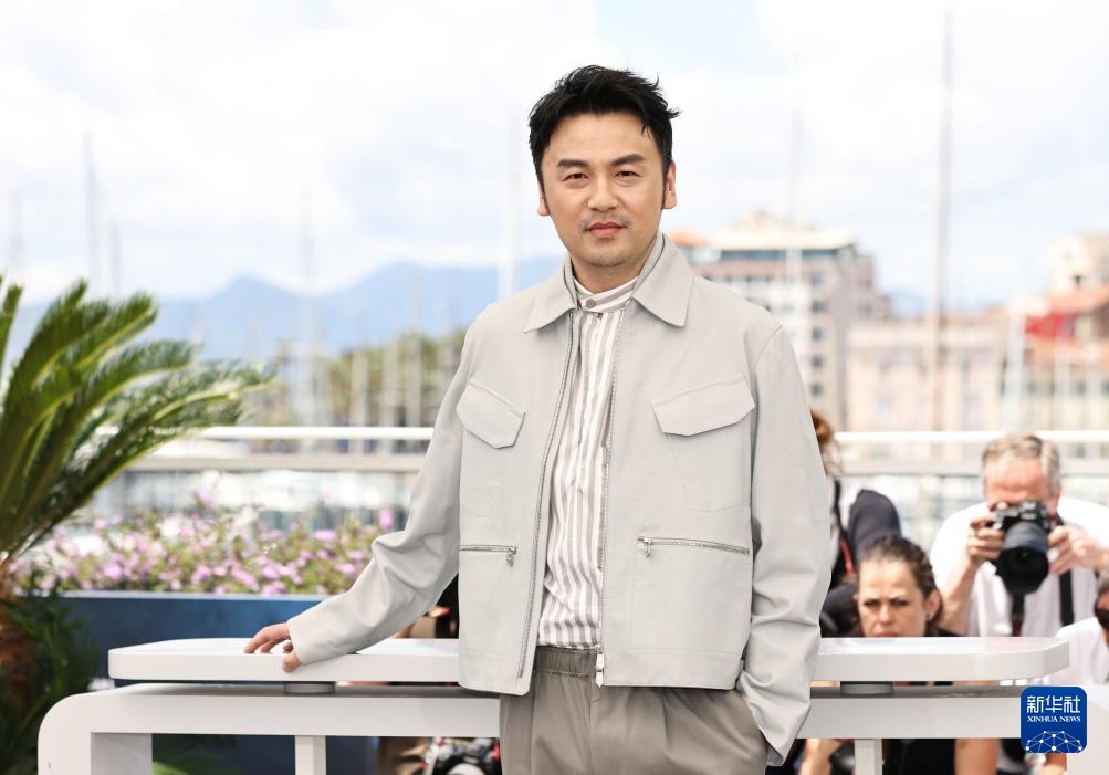 戛纳电影节:中国影片《酱园弄》主创亮相拍照式 戛纳电影节:中国影片《酱园弄》主创亮相拍照式
