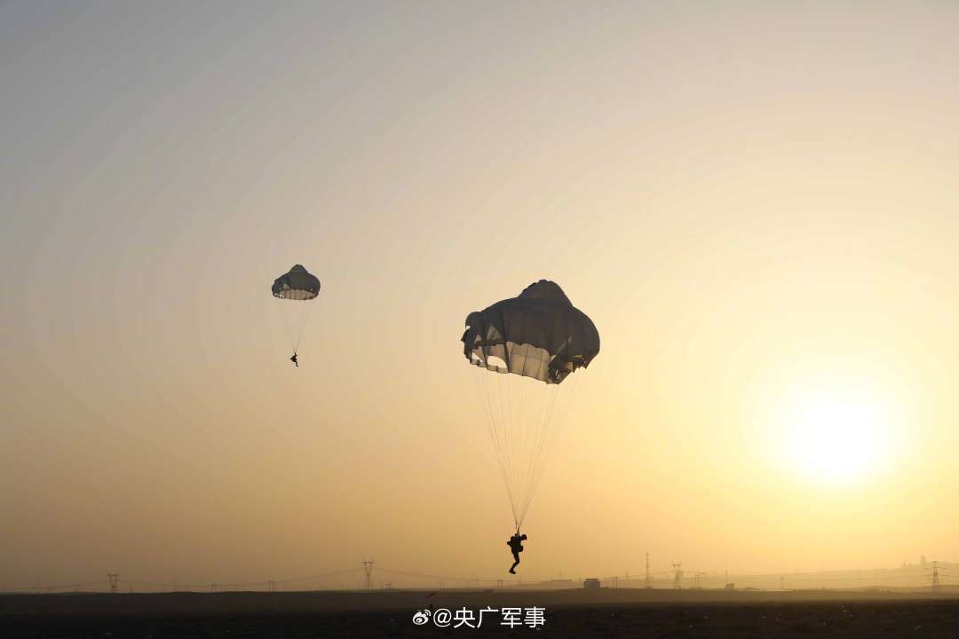 天降奇兵！陆军跨昼夜伞降训练高清大图
