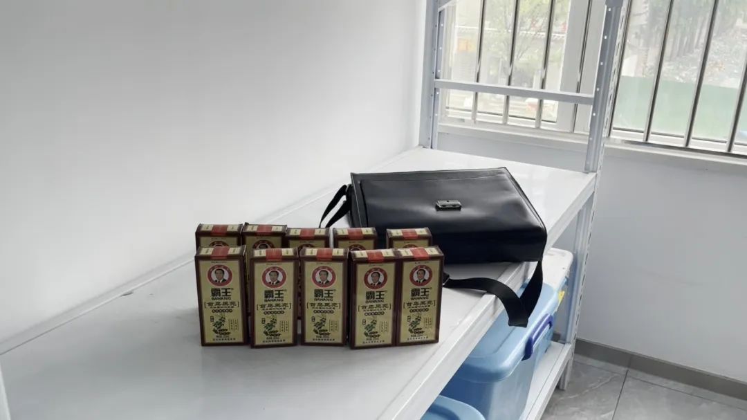 市民李某，因这事送民警锦旗，却当场被抓！