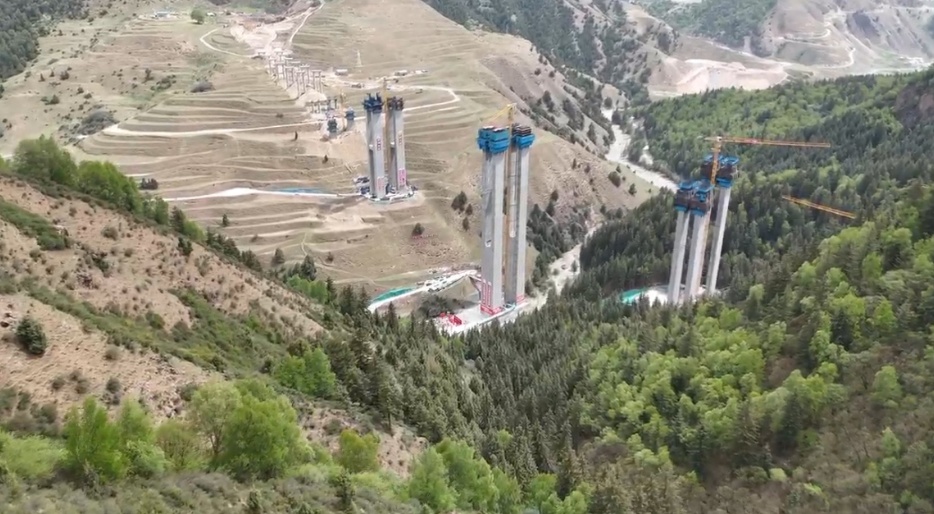 相当于50层楼高！青海在建高速公路大桥最高墩主体封顶