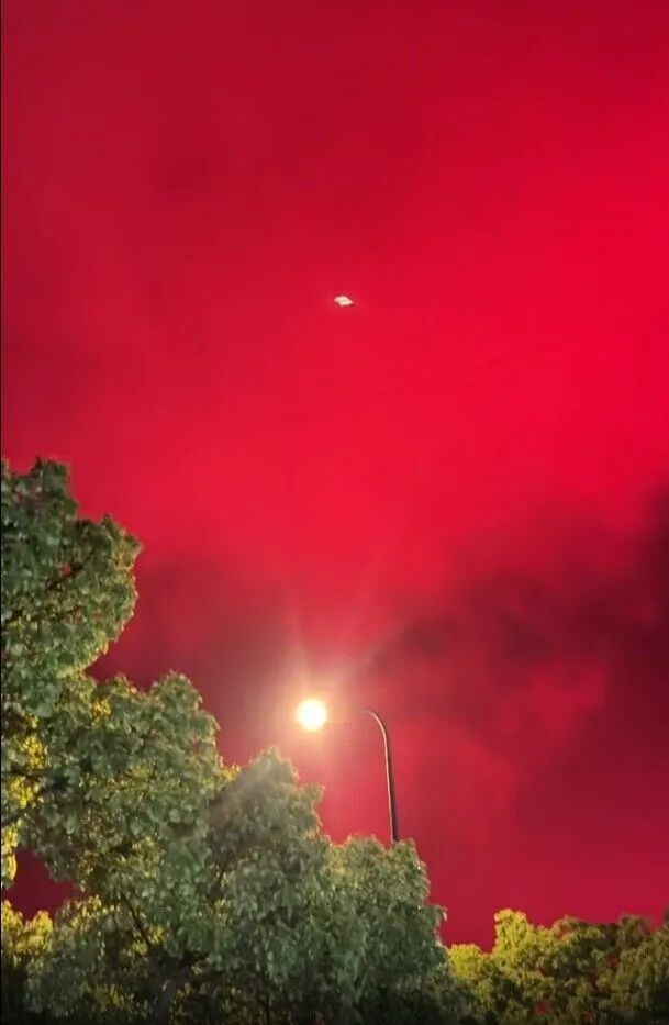 一地上空出现“红色天象”,气象局回应 一地上空出现“红色天象”,气象局回应
