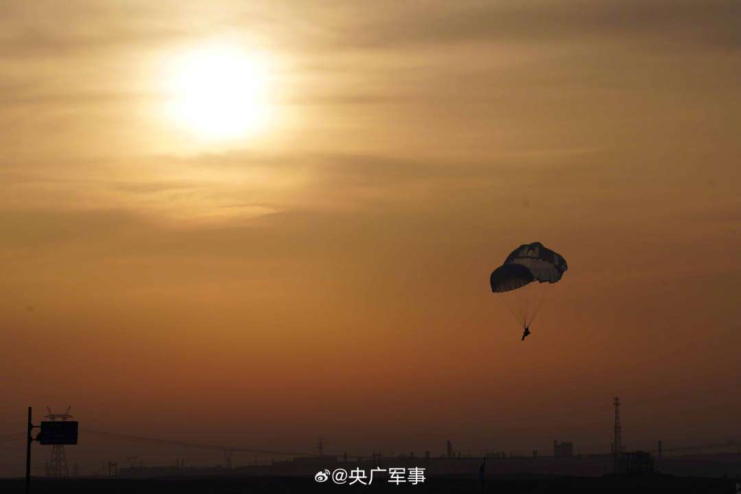 天降奇兵！陆军跨昼夜伞降训练高清大图