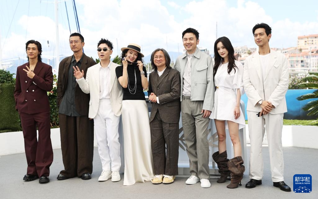 戛纳电影节:中国影片《酱园弄》主创亮相拍照式 戛纳电影节:中国影片《酱园弄》主创亮相拍照式