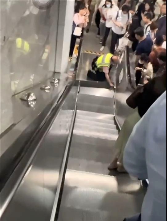 一乘客鞋子被自动扶梯夹住，梯级变形！紧急提醒