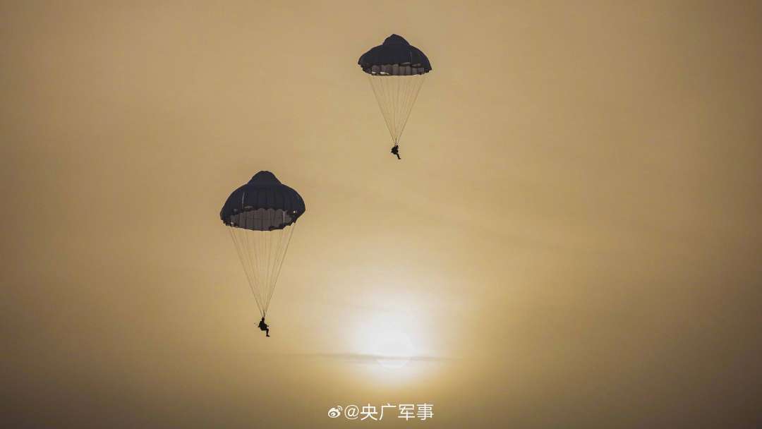 天降奇兵！陆军跨昼夜伞降训练高清大图