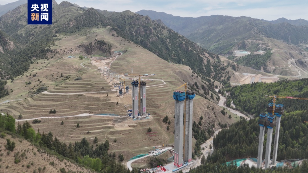 50层楼高 同赛高速扎毛河特大桥主墩封顶