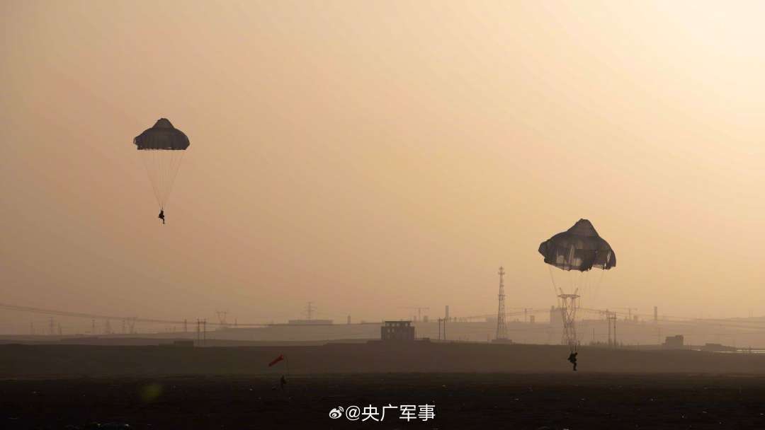 天降奇兵！陆军跨昼夜伞降训练高清大图