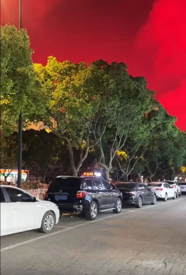一地上空出现“红色天象”,气象局回应 一地上空出现“红色天象”,气象局回应