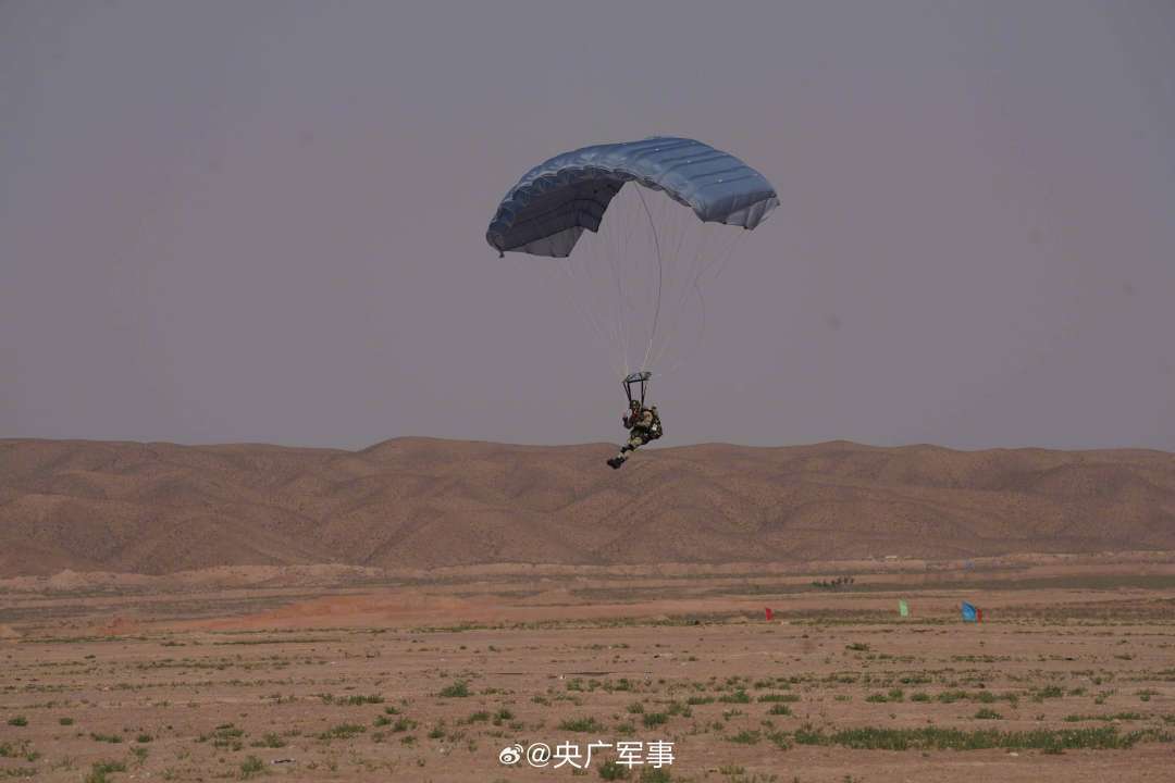 天降奇兵！陆军跨昼夜伞降训练高清大图