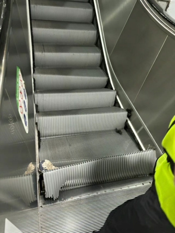 一乘客鞋子被自动扶梯夹住，梯级变形！紧急提醒