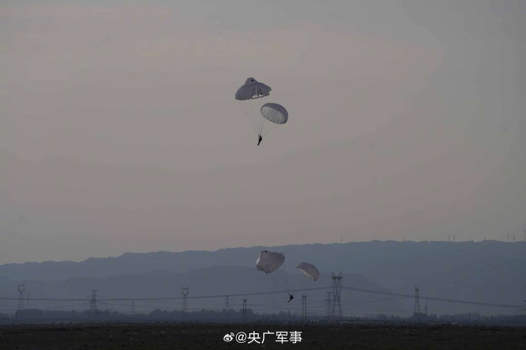 天降奇兵！陆军跨昼夜伞降训练高清大图