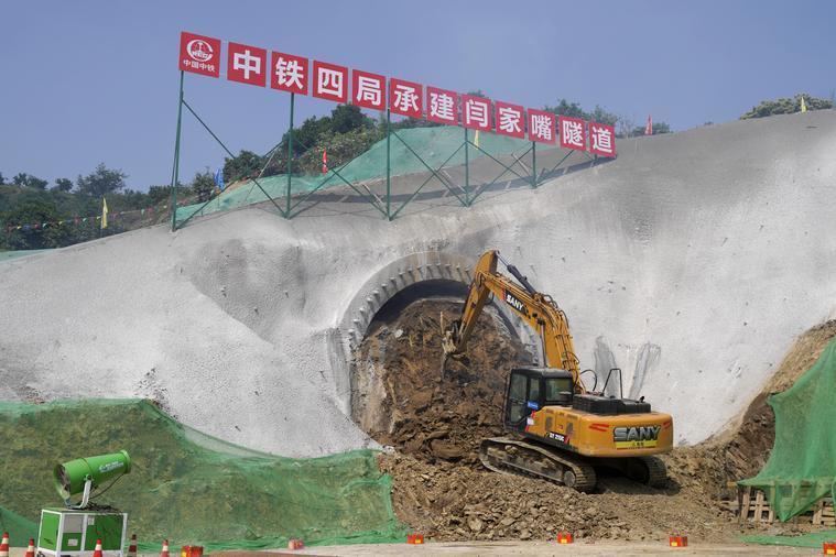 湖南石门:陕煤铁路专用线闫家嘴隧道进洞施工 湖南石门:陕煤铁路专用线闫家嘴隧道进洞施工