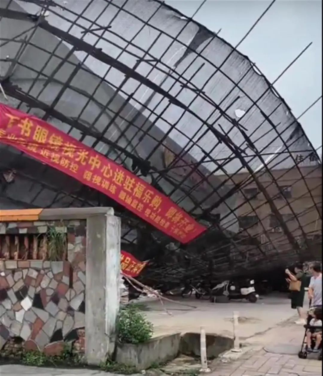 广东一商场脚手架倒塌砸中多辆汽车，警方已介入