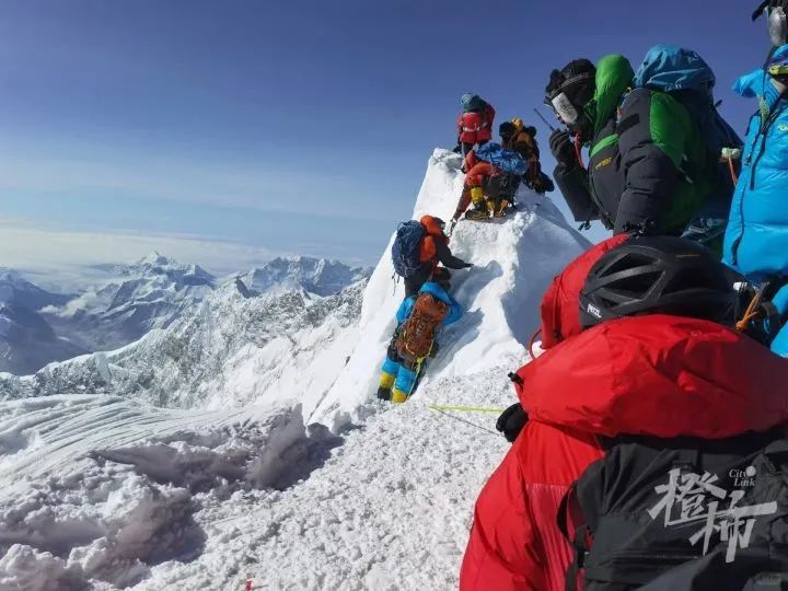 珠峰又出事,2人坠崖失踪!亲历者:脚下的雪突然塌陷,身边的人开始尖叫…… 珠峰又出事,2人坠崖失踪!亲历者:脚下的雪突然塌陷,身边的人开始尖叫……