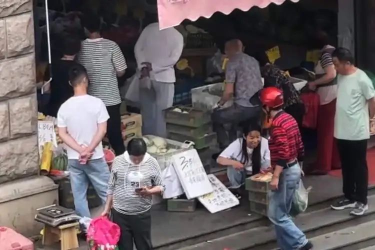 上海这里清晨叫卖声不断,居民抗议!店家诉苦… 上海这里清晨叫卖声不断,居民抗议!店家诉苦…