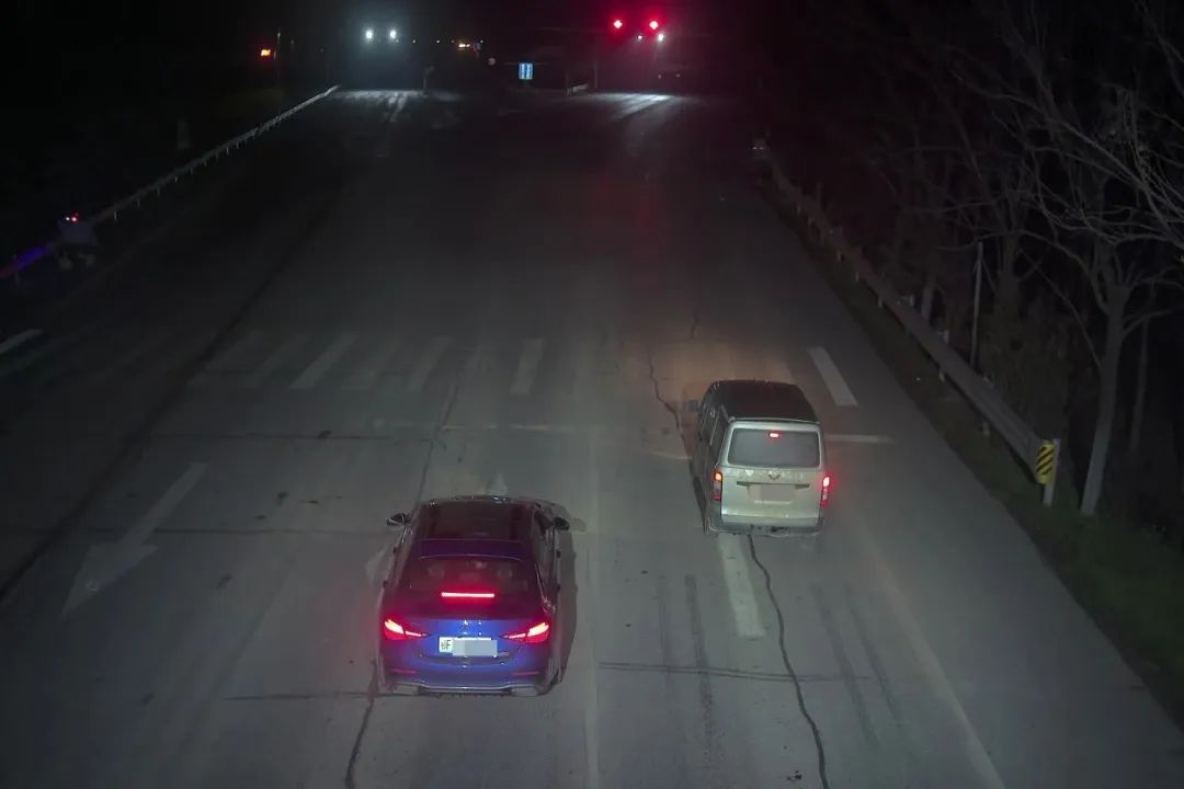 襄阳一男子开着豪车，居然干这事…