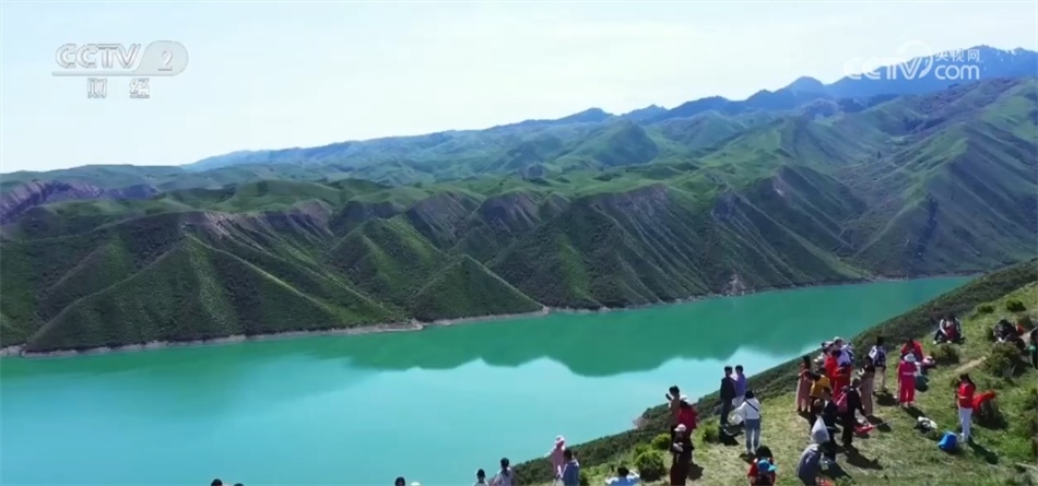 新疆玛纳斯自驾游迎来高峰期 祖国大好河山尽展色彩斑斓“画卷”