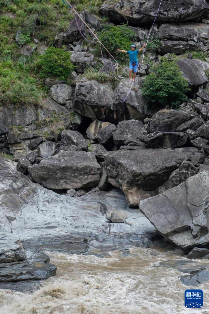 怒江上的高空扁带表演