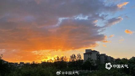 北京雨后清晨阳光露脸 朝霞相伴元气满满