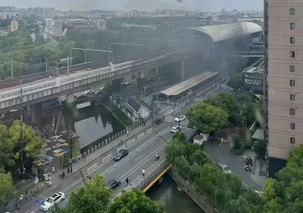 上海地铁11号线南翔站冒出大量烟雾？官方通报→
