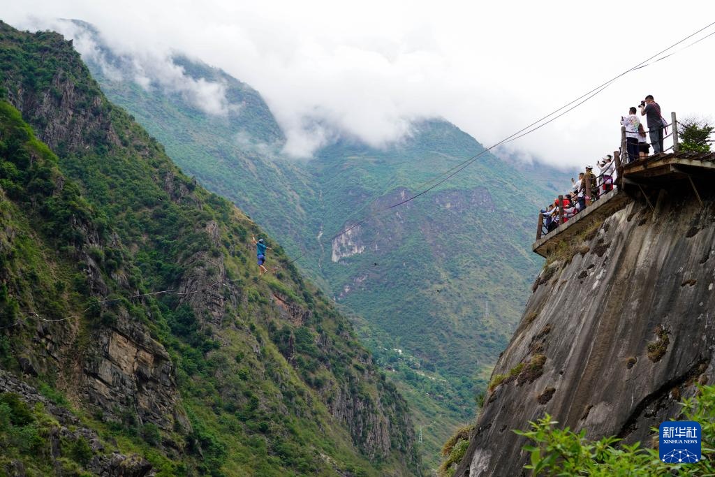 怒江上的高空扁带表演