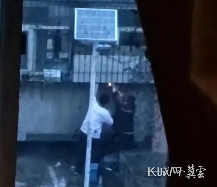 他徒手帮邻居灭火，之后却要换个新发型……