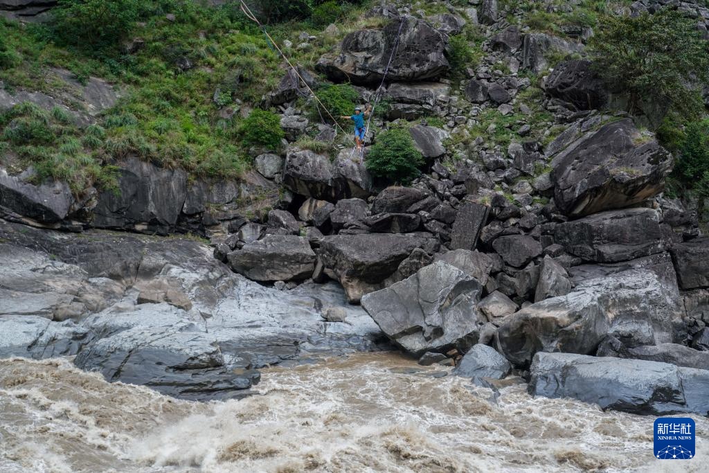 怒江上的高空扁带表演