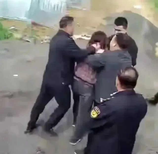 多名执法人员与村民冲突，一副镇长被撤职