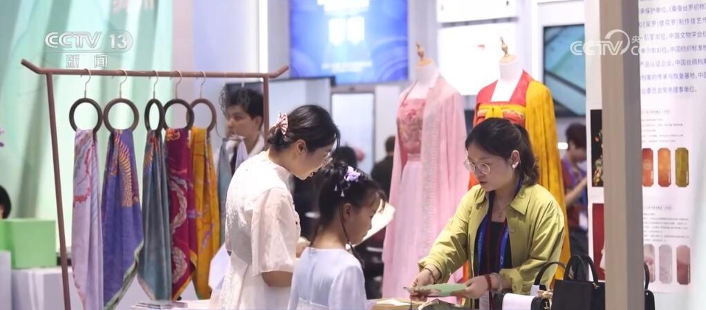 用数字技术“激活”非遗文化 传承、创新成为文博会“关键词” 用数字技术“激活”非遗文化 传承、创新成为文博会“关键词”