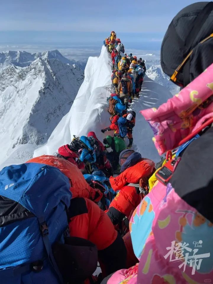 珠峰又出事,2人坠崖失踪!亲历者:脚下的雪突然塌陷,身边的人开始尖叫…… 珠峰又出事,2人坠崖失踪!亲历者:脚下的雪突然塌陷,身边的人开始尖叫……