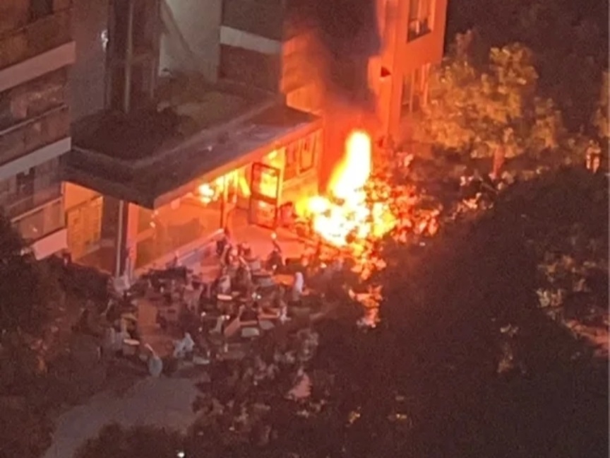 深夜，多辆电动自行车葬身火海..……