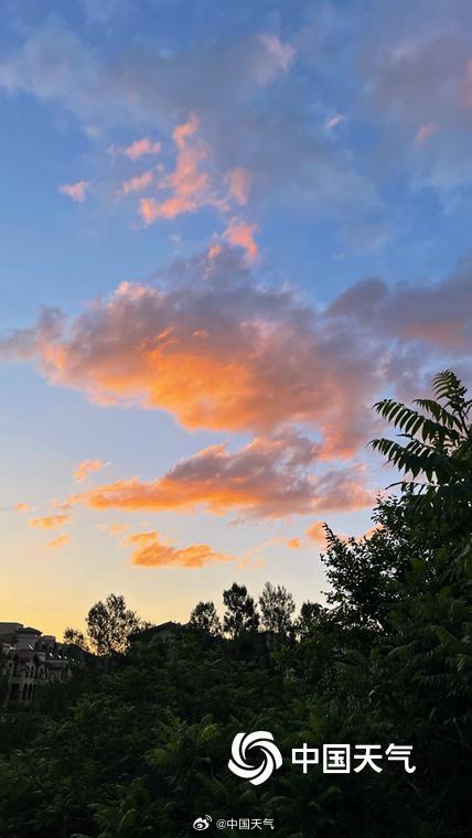北京雨后清晨阳光露脸 朝霞相伴元气满满
