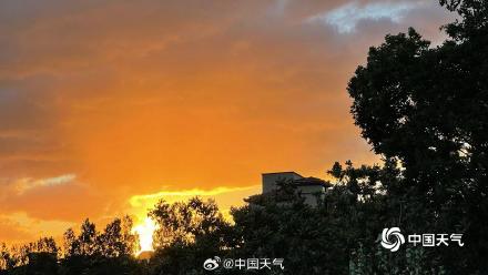 北京雨后清晨阳光露脸 朝霞相伴元气满满