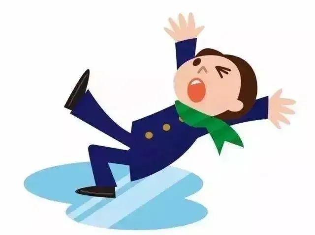 地面的积水致业主摔伤，到底谁赔偿？