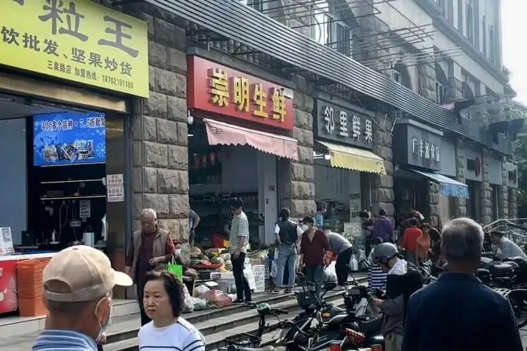 上海这里清晨叫卖声不断,居民抗议!店家诉苦… 上海这里清晨叫卖声不断,居民抗议!店家诉苦…