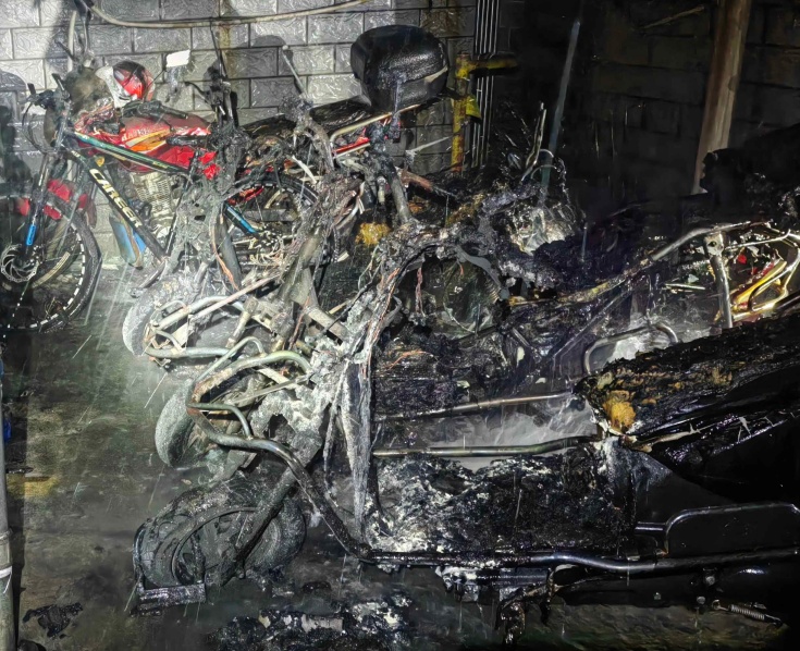 深夜，多辆电动自行车葬身火海..……
