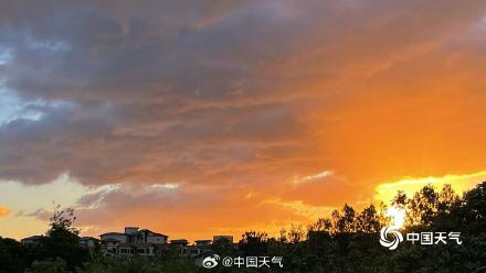 北京雨后清晨阳光露脸 朝霞相伴元气满满