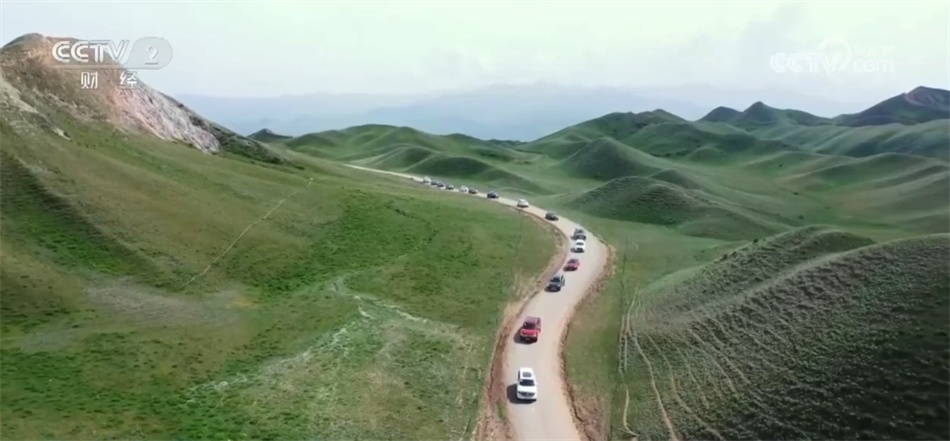 新疆玛纳斯自驾游迎来高峰期 祖国大好河山尽展色彩斑斓“画卷”