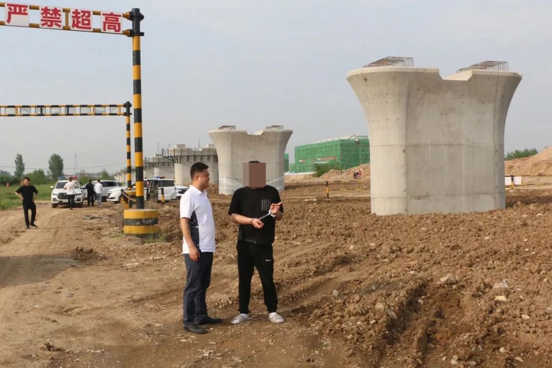 襄阳一男子开着豪车，居然干这事…