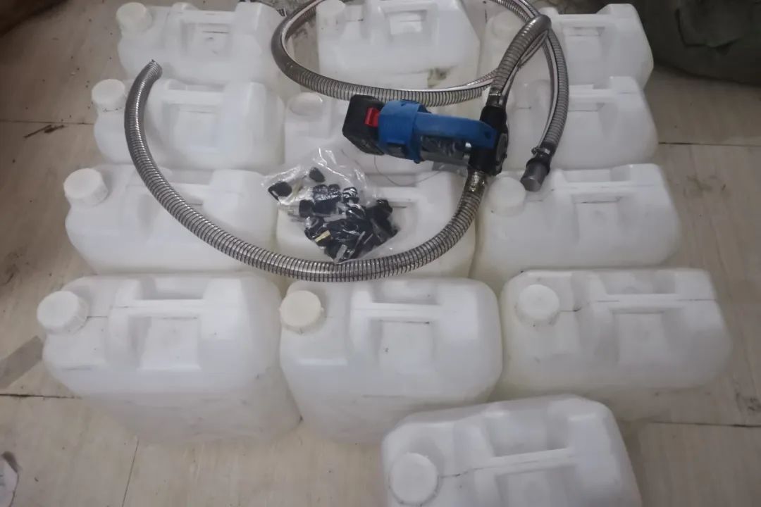 襄阳一男子开着豪车，居然干这事…