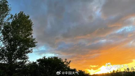 北京雨后清晨阳光露脸 朝霞相伴元气满满