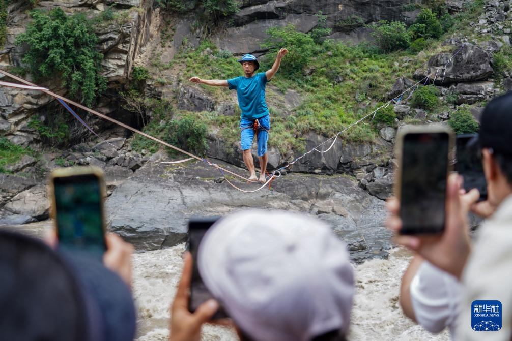 怒江上的高空扁带表演