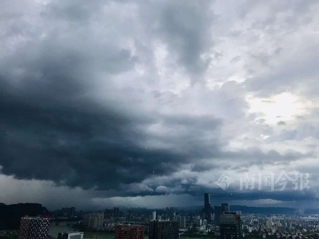 暴雨已到!柳州发布暴雨橙色预警!多地或有山洪灾害→ 暴雨已到!柳州发布暴雨橙色预警!多地或有山洪灾害→