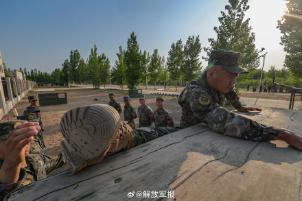 围观！感受400米障碍训练现场